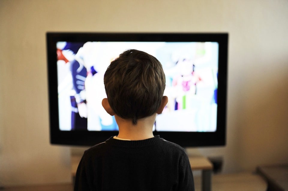 Les écrans et le jeune enfant : Un problème de société qui appelle des réponses sociales